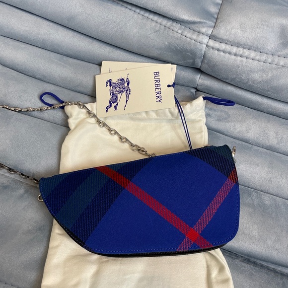 Burberry MICRO SHIELD SLING BAG - Picture 5 of 6